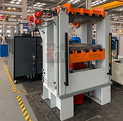 100噸翻轉復合材料液壓機調試完成，準備發(fā)到客戶現(xiàn)場